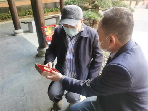 【关怀慰问】新年送祝福  致敬老战士——冰球突破网站集团领导上门慰问老干部
